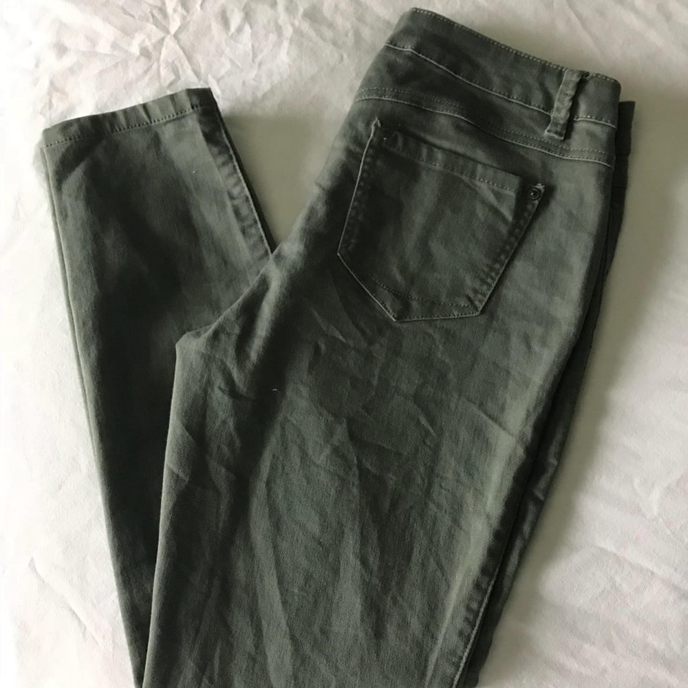 Olive green skinny crop pants